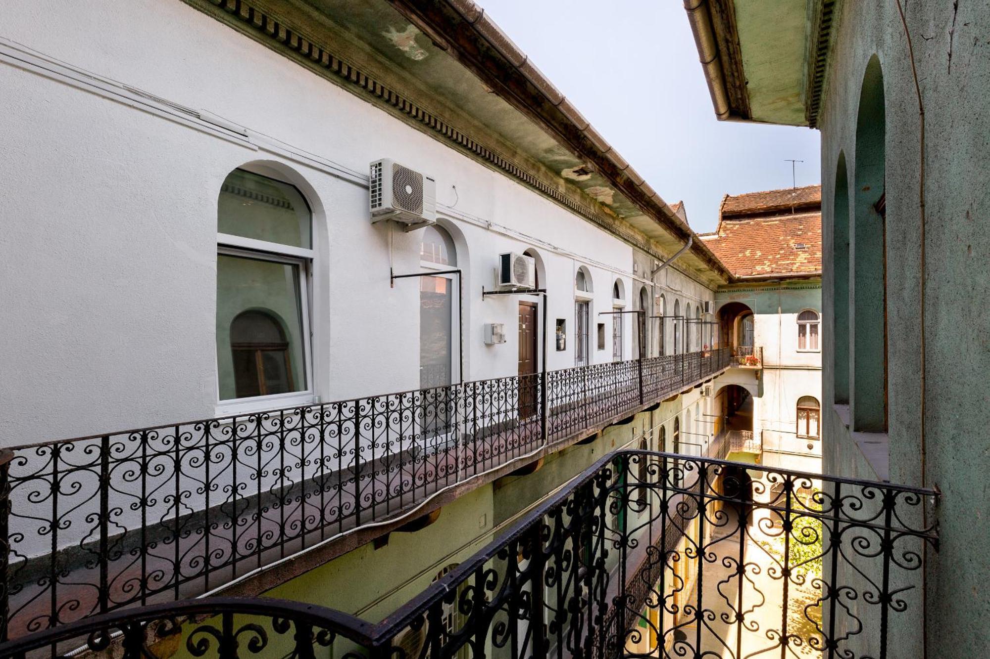 Apartment Cobblestone Quarters With A Wave Of Colour *